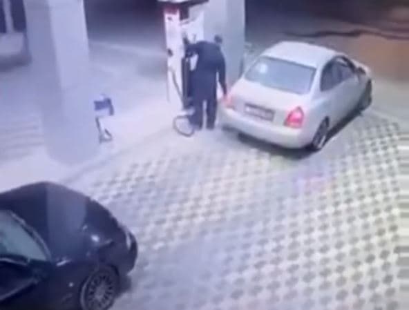 Momenti kur një shofer largohet pa paguar karburantin (VIDEO)
