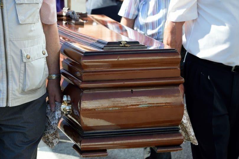 Pak para se të vdiste, gruaja ua ndaloi familjarëve pjesëmarrjen në varrim