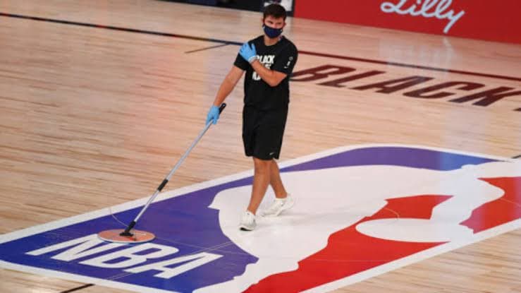 Pastruesit e parketit në NBA paguhen 80 mijë dollarë në vit