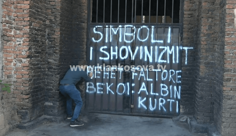 PSD aksion te kisha në oborrin e UP-së: "Simboli i shovinizmit bëhet faltore, Bekoi: Albin Kurti” (VIDEO)