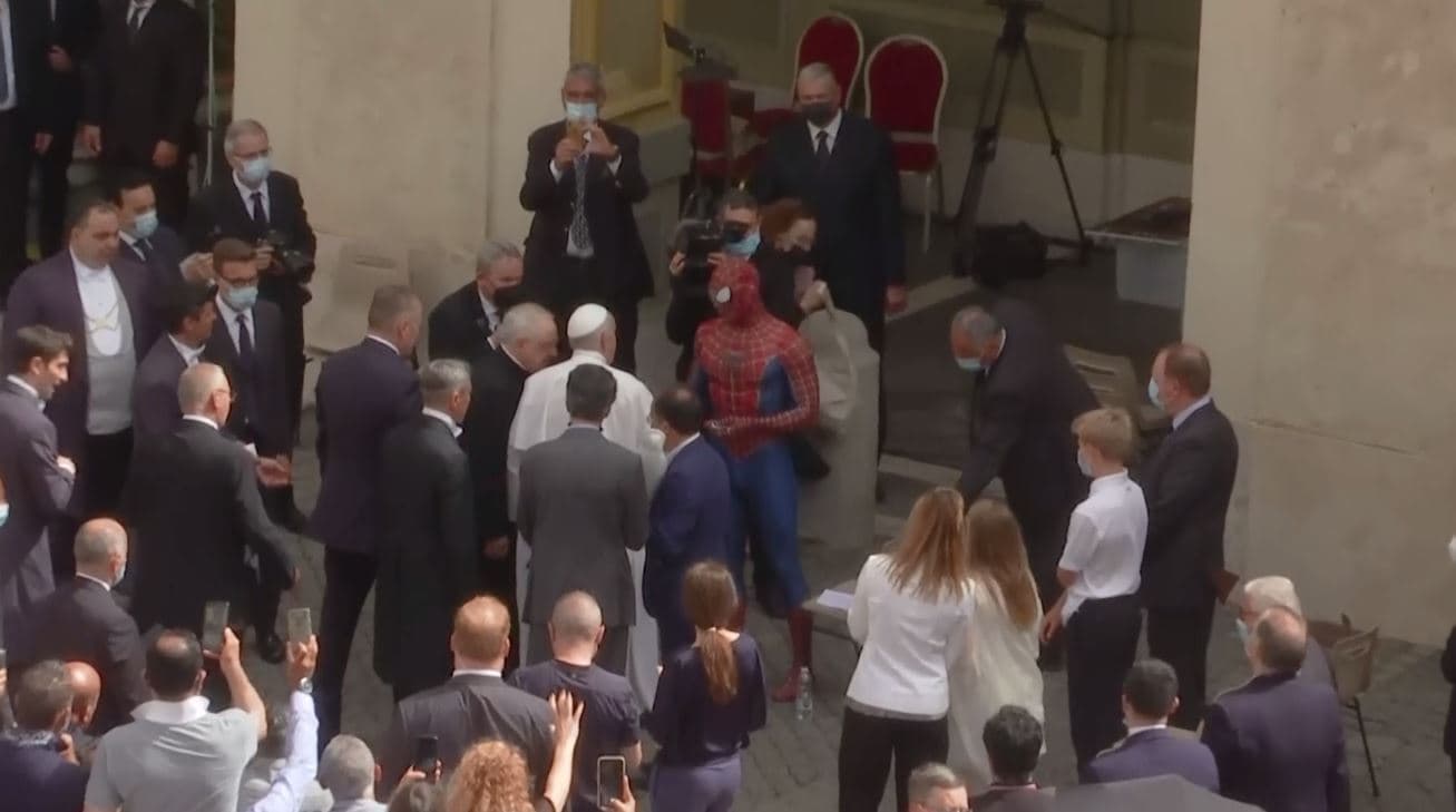 "Spiderman" bën një paraqitje në audiencën e Papës