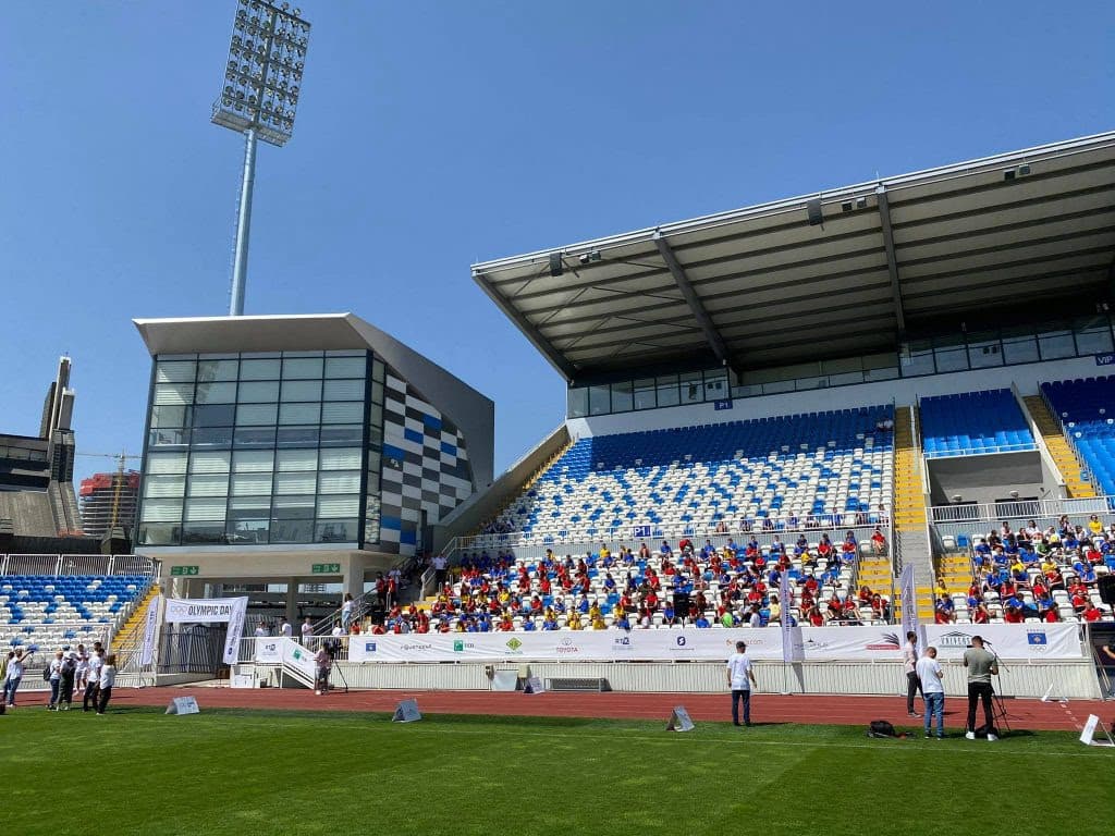 300 fëmijë vrapojnë në stadiumin "Fadil Vokrri" për ta shënuar Ditën Olimpike