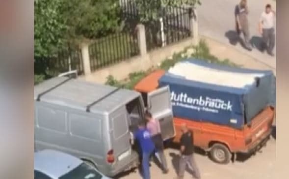 Kombi stërmbushet nga 13 punëtorë (VIDEO)