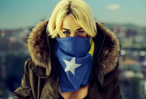 Rita Ora u bën thirrje fansave për të ndihmuar gratë e prekura nga lufta në Ukrainë (FOTO)