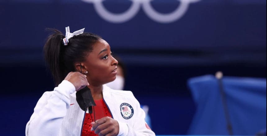 Simone Biles tërhiqet nga evenimenti ekipor