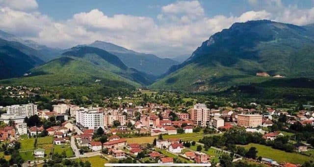 Rasti në Deçan: Burri e kishte rrahur dhe e kishte futur në veturë 11-vjeçarin
