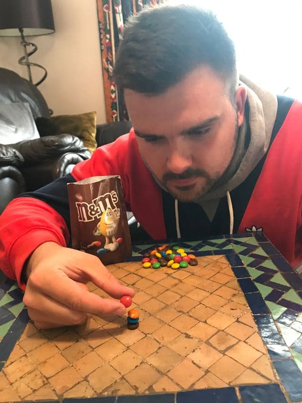 Një britanik grumbullon pesë M&M, thyen rekordin botëror Guinness (VIDEO)