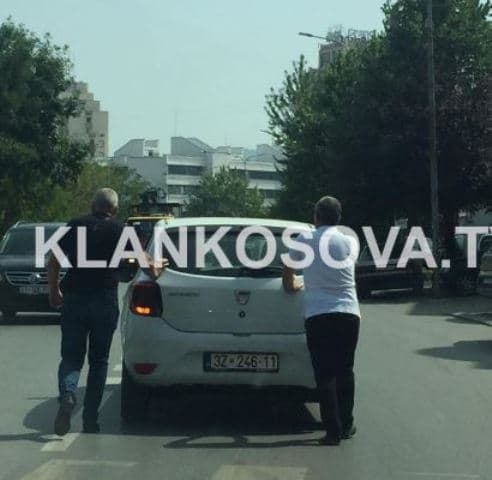Dy persona shtyjnë veturën zyrtare në mes të rrugës (FOTO)