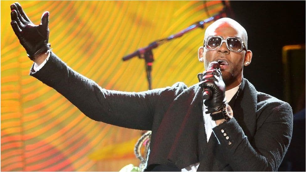 R Kelly akuzohet se abuzoi seksualisht me një djalë të mitur