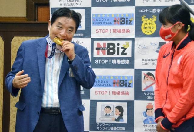 Sportistja japoneze duhet ta zëvendësojë "Medaljen e artë" pasi ia kafshoi kryetari i bashkisë