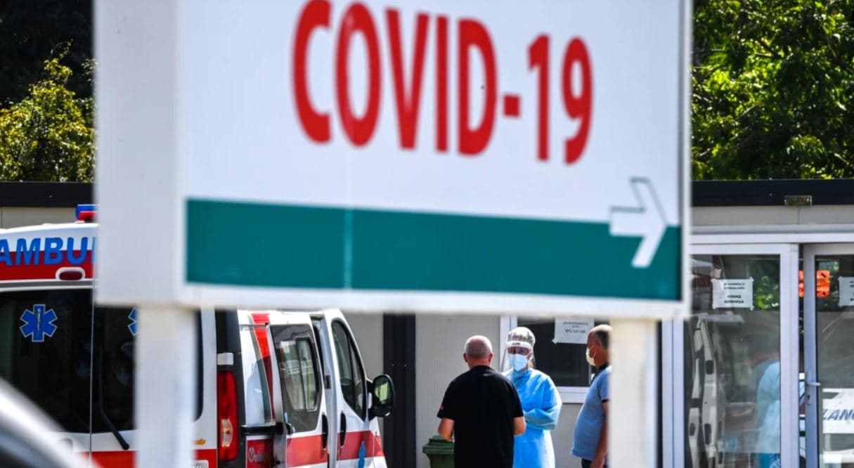 Një viktimë dhe 921 raste të reja me COVID-19 në Shqipëri