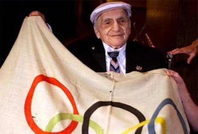 Si atleti armen vodhi flamurin olimpik, e ktheu atë dhe mori një medalje?