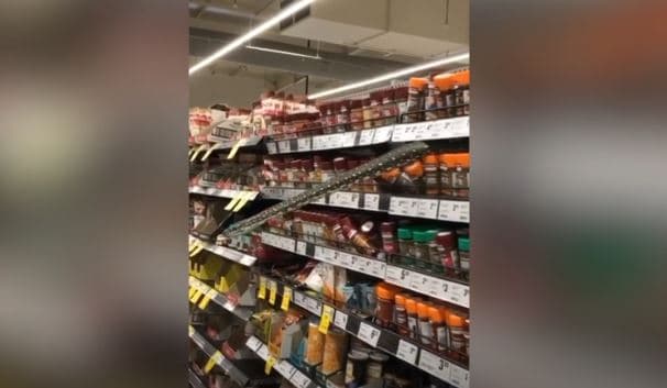 Gjarpri tre metra i gjatë del nga rafti i supermarketit në Australi (VIDEO)