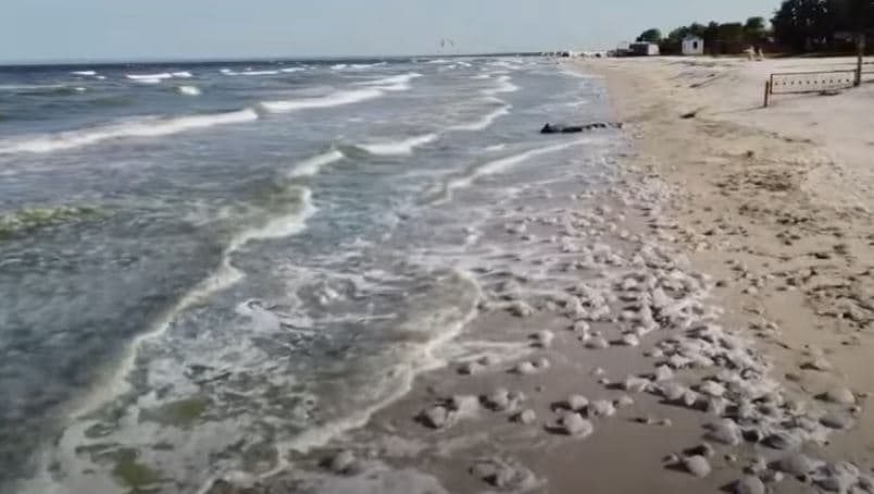 Kandilat e detit vërshojnë brigjet e Krimesë (VIDEO)
