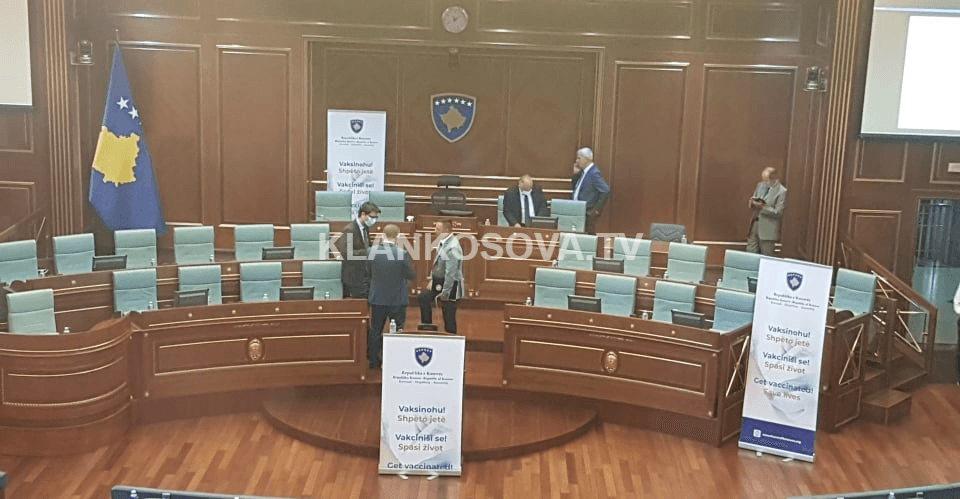 Në kuvend bëhet thirrje për vaksinim nëpërmjet afisheve (FOTO)