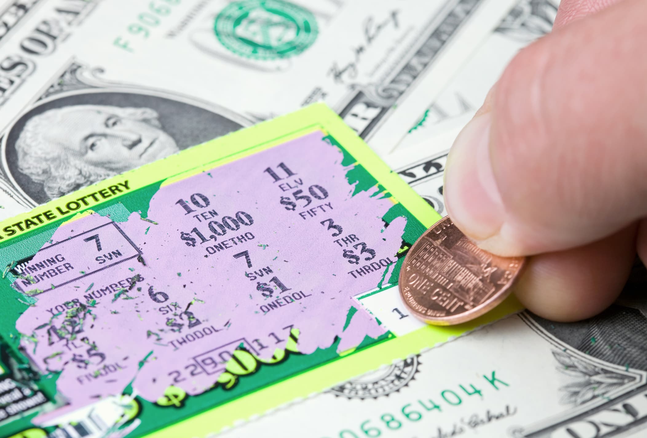 Kamionistit i buzëqesh fati, rastësisht fiton lotarinë 200 mijë dollarëshe