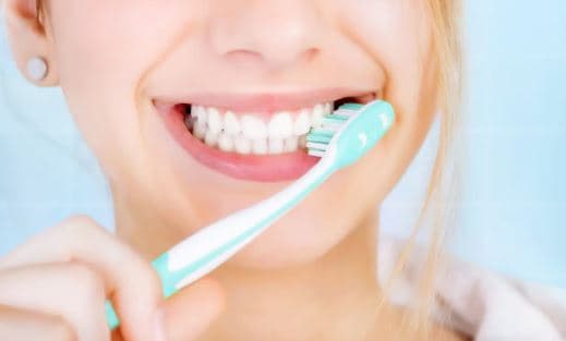 Larja e dhëmbëve bëhet para ngrënies së mëngjesit jo pas tij, sugjerojnë dentistët