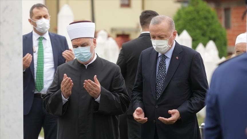 Erdogan shkon në Bosnje, bën lutje te varri i Izetbegoviqit