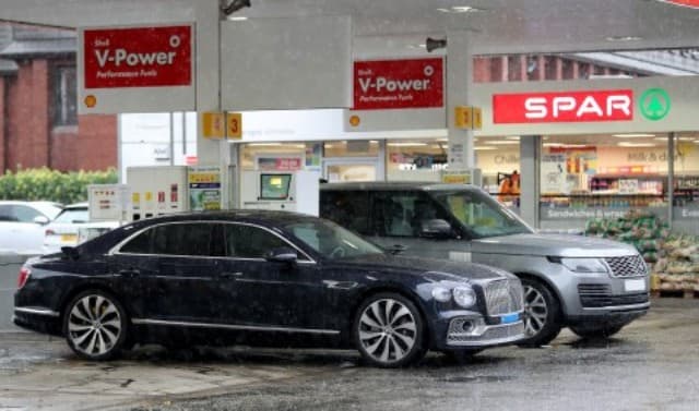 Bentley i Ronaldos kthehet pa asnjë pikë karburanti pas shtatë orë pritjesh në pompë të benzinës
