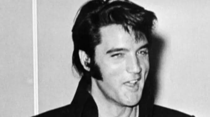 Një tufë flokësh e Elvis Presley shitet për 72 mijë e 500 dollarë