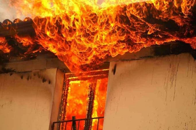 Lëndohet një person dhe digjen katër krerë lopë si pasojë e një zjarri në Deçan
