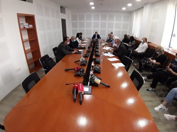Opozita akuzon Qeverinë për dështim në menaxhimin e pandemisë COVID-19