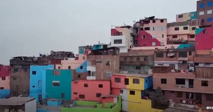 Artistët transformojnë kodrën e Limës me shtëpi ylberi (VIDEO)
