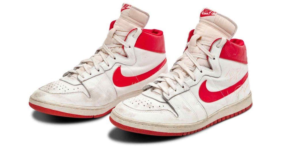 Këpucët e Michael Jordan shiten për 1.47 milion dollarë