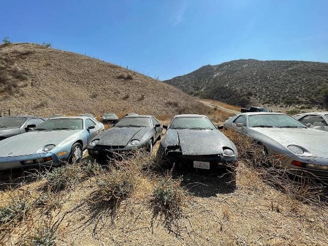 13 Porsche të braktisura në një fushë në Kaliforni (FOTO)