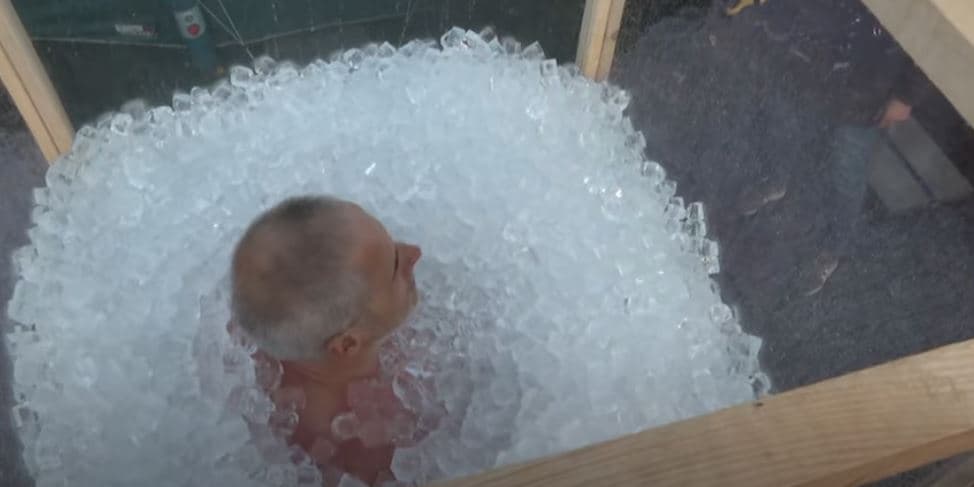 Qëndroi ulur në akull 3 orë për të thyer rekordin Guinness (VIDEO)