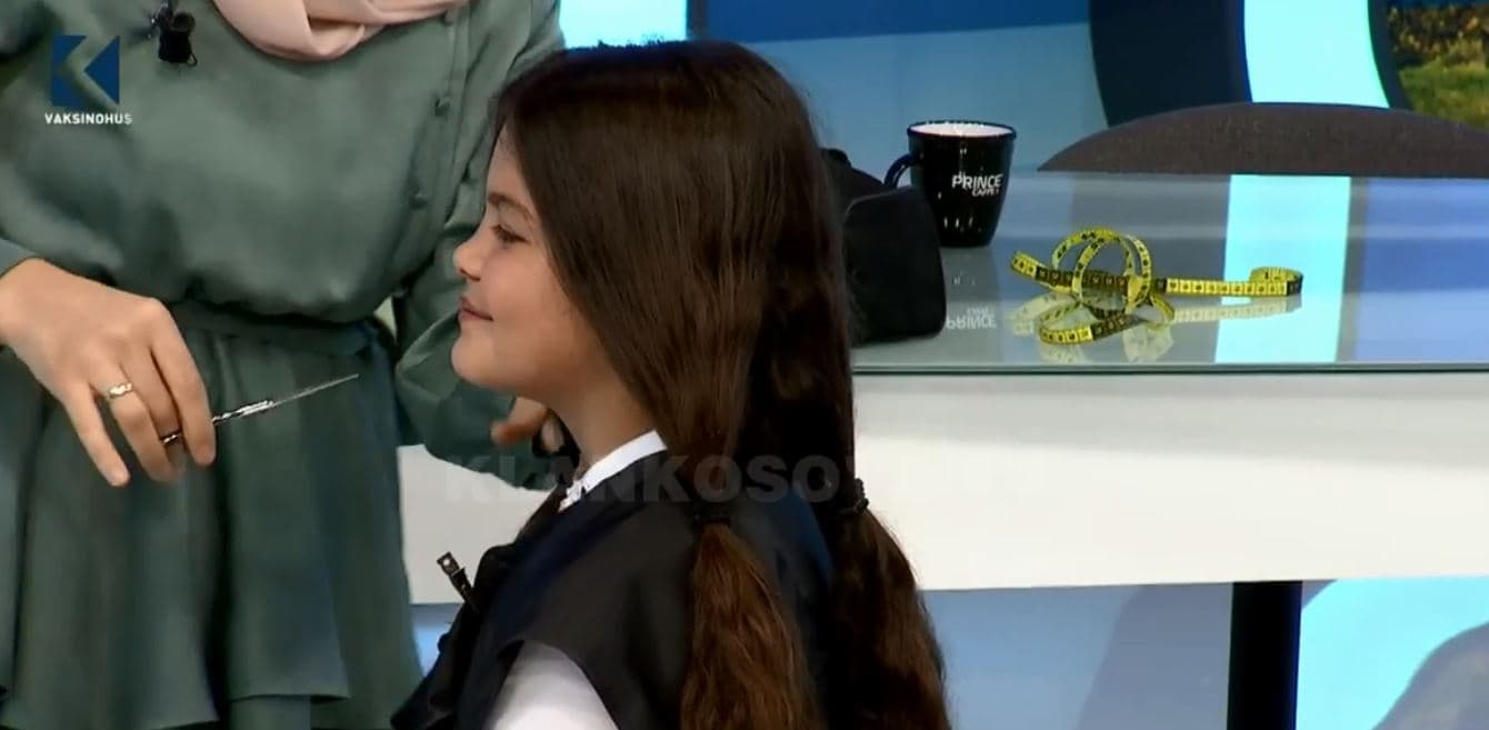 10 vjeçarja shkurton flokët në “Ora shtatë”, i dhuron për fëmijët e prekur me kancer (VIDEO)