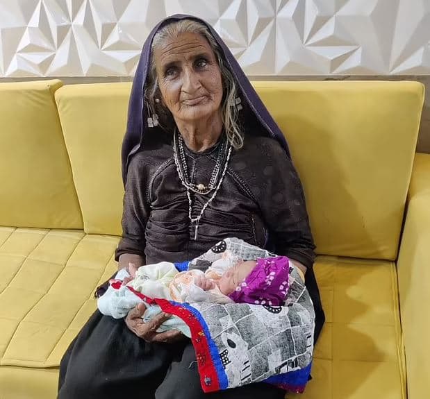 Gruaja indiane bëhet nënë për herë të parë në moshën 75 vjeçare