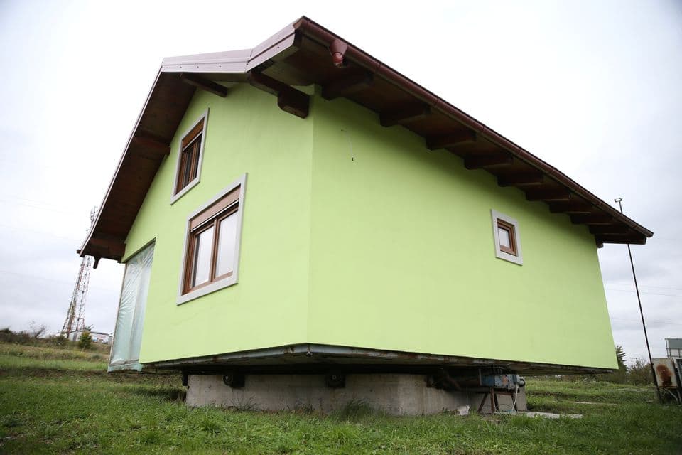 “Nastradini i vërtetë”, vendos shtëpinë në rrota për hir të bashkëshortes (FOTO)