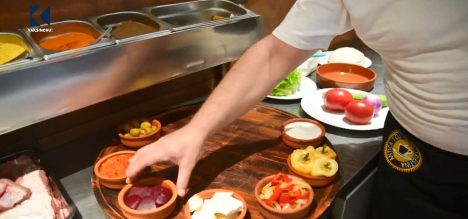 Si përgatitet sofra tradicionale me brinjë të viçit? (VIDEO)