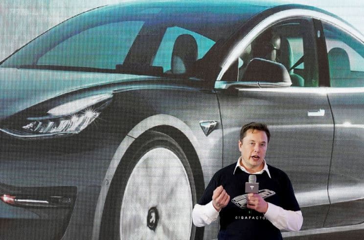 Musk pyet ndjekësit në Twitter nëse duhet të shesë 10% të aksioneve të Tesla