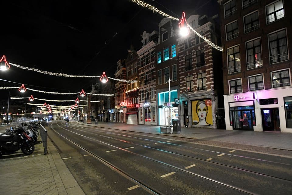 Rastet e reja me COVID-19 rriten, Holanda kthehet në bllokim të pjesshëm