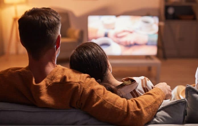 Të rinjtë preferojnë të shikojnë TV-në me titra