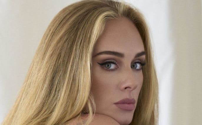 Adele tregon se po vuan nga diçka
