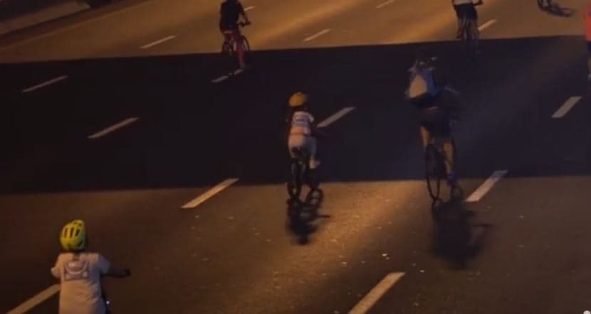Çiklistët "pushtojnë" autostradën e ngarkuar të Dubait për orë të tëra (VIDEO)