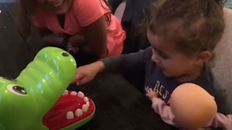 Momente qesharake të reagimit të fëmijëve ndaj lodrave të tyre (VIDEO)