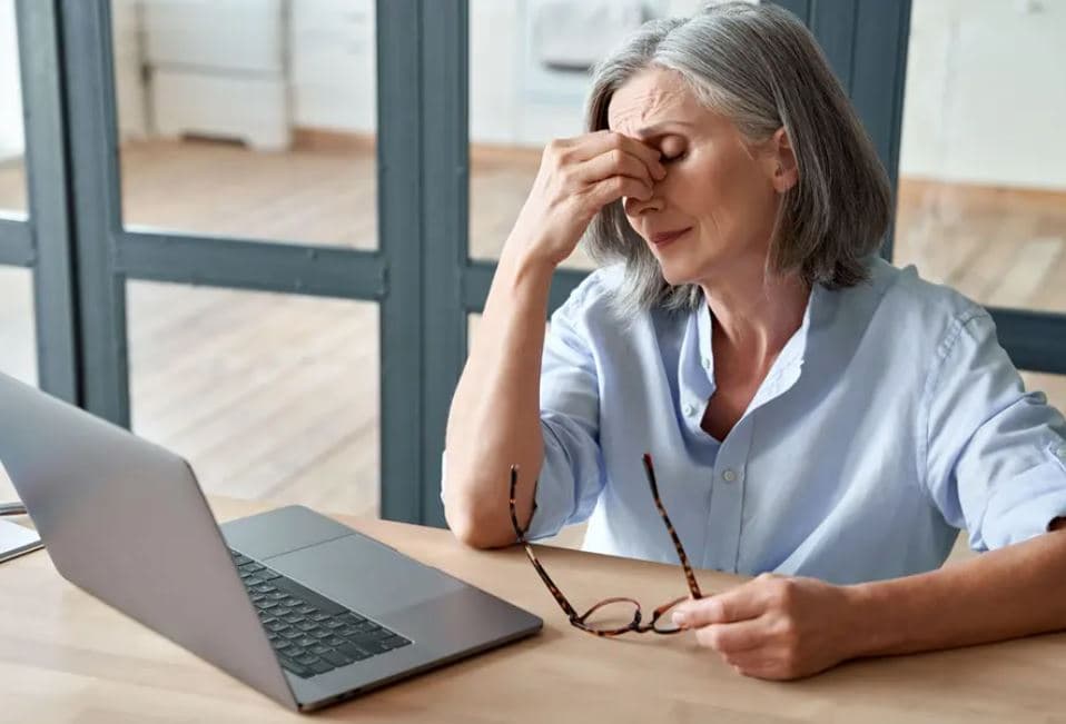 Studim: Dhimbja e eshtrave tek gratë në menopauzë është në rritje