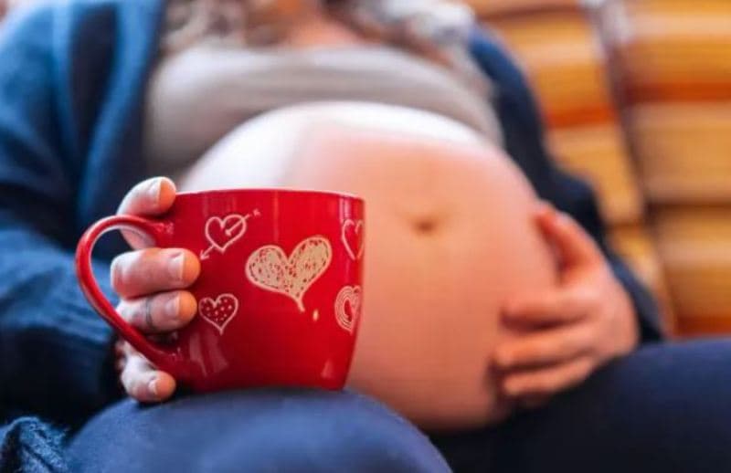 Gratë shtatzëna mund të pinë kafe, madje ajo ulë rrezikun e sëmundjeve për nënën dhe foshnjën