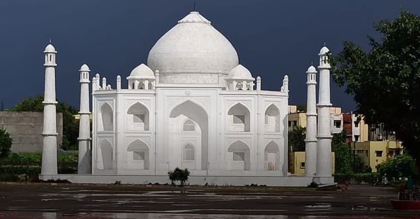Si dhuratë për gruan, burri nga India e ndërton shtëpinë si Taj Mahal (FOTO)