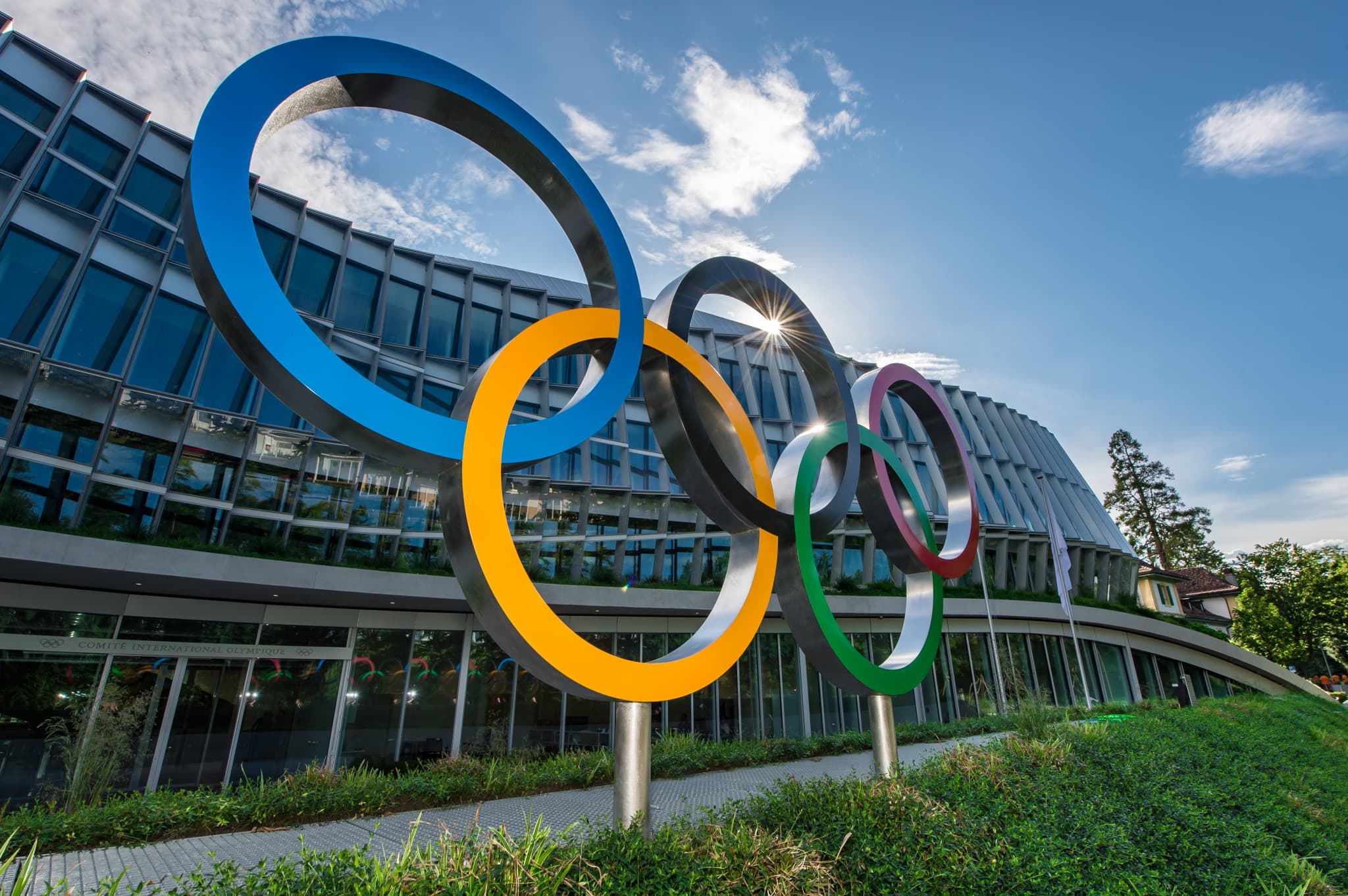 Komiteti Olimpik Ndërkombëtar ua ndalon pjesëmarrjen atletëve nga Rusia dhe Bjellorusia