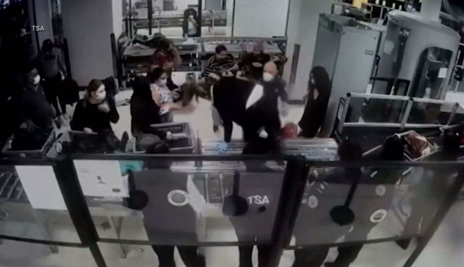 Policja amerikane e shpëton me shpejtësi foshnjën nga ngulfatja në aeroport (FOTO)
