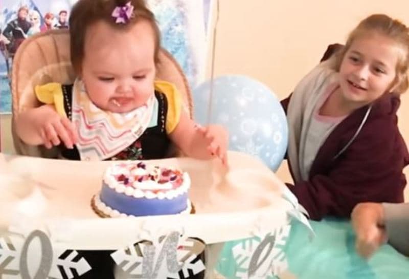 Momente qesharake të fëmijëve teksa hanë ëmbëlsira (VIDEO)