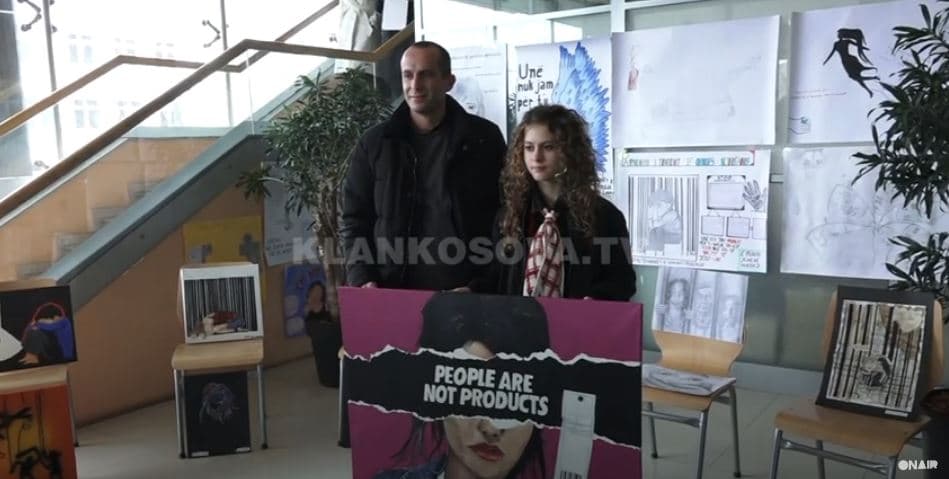 Nxënësit pikturojnë dhunën në familje, marrim çmime (VIDEO)