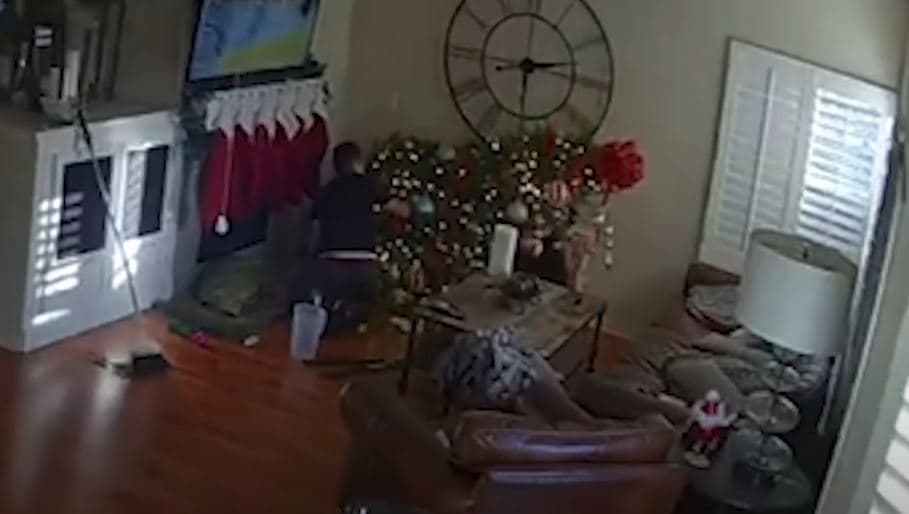 Momentet më qesharake me Babadimrat dhe pemët e Krishlindjes (VIDEO)