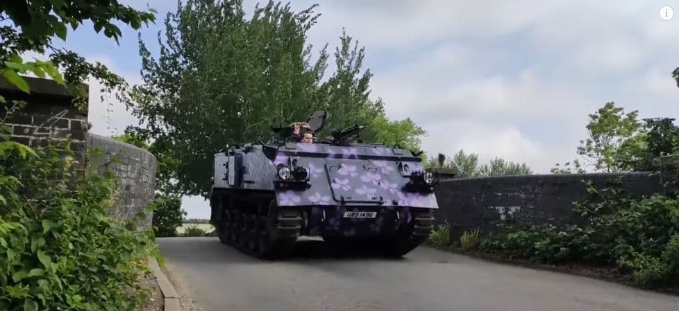 Britaniku ofron shërbime transporti me “Tank Taxi” (VIDEO)