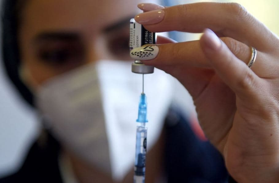 CDC: Vaksinat janë më pak efektive kundër Omicronit, megjithatë reduktojnë rrezikun për sëmundje të rënduar